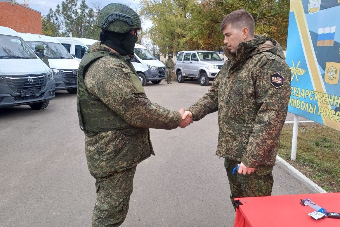 Автомобили повышенной проходимости были переданы в одну из частей Южного военного округа дислоцированных на территории Ростовской области По поручению главы региона Юрия Слюсаря военно техническое имущество передал его заместитель Дмитрий Водолацкий Общая стоимость автомобилей составила около 20 миллионов рублей На эти деньги для военных из резервного фонда Ростовской области были куплены автомобили УАЗ Патриот и соболи Комби Как отметил заместитель губернатора Ростовской области Дмитрий Водолацкий техника будет использоваться специалистами ремонтно восстановительной группы в том числе для обслуживания комплексов радиоэлектронной борьбы развернутых на территории Ростовской области Хочу подчеркнуть переданное имущество часть планомерной работы которую проводит правительство региона по обеспечению наших бойцов материально техническими средствами необходимыми для максимально эффективной работы в зоне СВО и в тыловых районах добавил замгубернатора Он также поблагодарил военнослужащих которые сегодня находятся в зоне проведения СВО и бойцов противовоздушной обороны которые защищают небо над регионом за их стойкость и мужество
