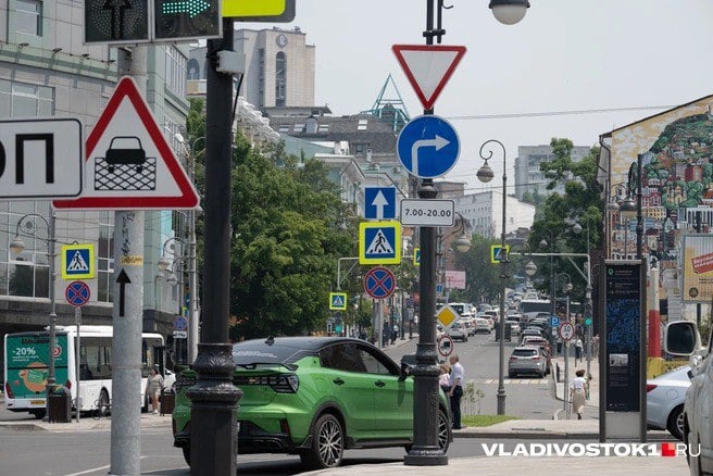 Во Владивостоке на Народном проспекте запретили повороты в районе Примводоканала и супермаркета «Реми Сити», сообщается 1 октября в Telegram-канале «ЦОДД Владивосток».  Решение помогло снизить аварийность: ранее здесь часто происходили ДТП. Только в прошлом году на Народном проспекте, 20 произошло 15 аварий, а на Некрасовской, 122 — более 10.  Временная мера — двойная сплошная — вскоре будет заменена на полноценную разметку и знаки. Директор ЦОДД Павел Васильев сообщил, что после завершения работ поворот налево в сторону Первой Речки станет возможным, но пересечение семи полос движения будет запрещено.  В следующем году планируется установить светофоры и обустроить островки безопасности, чтобы сделать движение более удобным и безопасным. Однако поворот к «Реми Сити» возвращать не планируют.