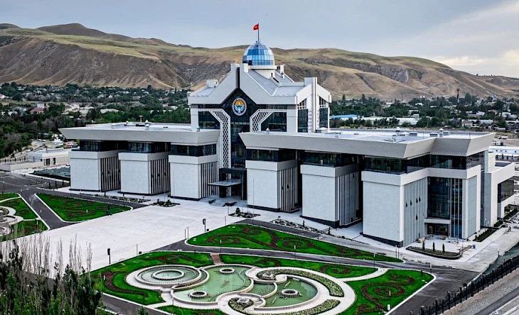 В Кыргызстане зафиксирован рекордный рост доверия к госорганам Индекс доверия населения к государственным органам в первом полугодии 2025 года достиг 42 8 балла самого высокого уровня за всё время наблюдений Рост индекса эксперты связывают с укреплением легитимности власти и снижением коррупционных рисков Больше всего доверяют мэриям столиц 59 3 полпредам президента 57 1 и органам местного самоуправления 54 9 Самый низкий показатель у Минздрава 33 6 но именно он показал наибольший рост 10 6