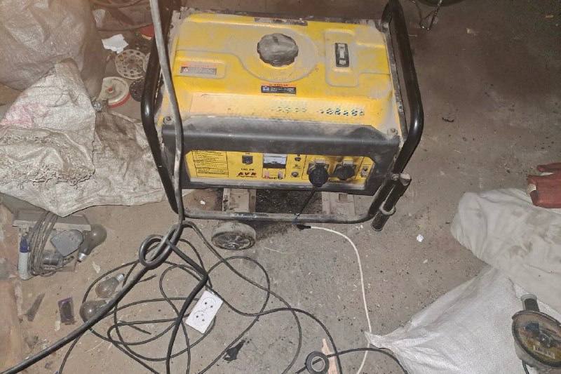 Пока дети гостили у брата в доме случилось страшное родители и младший ребёнок погибли пытаясь согреться 12 декабря 2025 года в доме где жила многодетная семья погас свет Электроснабжение прекратили за долги счета остались неоплаченными А вместе со светом перестал работать и электрический котел единственный источник тепла в наступившие морозы Оставшись без обогрева взрослые решили использовать дизельный генератор Это стало роковой ошибкой В замкнутом непроветриваемом пространстве быстро накапливался угарный газ Он не имеет запаха и цвета но смертельно опасен даже в малых концентрациях Старший сын почувствовав неладное или просто пытаясь спасти младших от холода около пяти часов вечера того же дня забрал из дома шестерых детей В ледяном доме остались только родители и младший ребенок Связь с ними вскоре прервалась Когда 14 декабря около полуночи они вошли в дом было уже поздно Трое человек двое взрослых и ребёнок лежали без признаков жизни Предварительная причина смерти отравление продуктами горения Следственный отдел по Советскому району Улан Удэ завел уголовное дело по статье о причинении смерти по неосторожности двум или более лицам Сейчас проводятся необходимые экспертизы выясняются все обстоятельства произошедшего Фото СК Бурятии