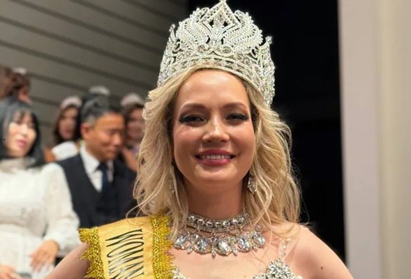 Жительница Ижевска Алина Денисова победила в конкурсе Женщина Вселенной 2025 Финал международного смотра прошёл в Южной Корее За победу боролось 45 женщин со всего мира среди них жительницы США и стран Евросоюза а также Украины Японии Южной Кореи и других государств Алина Денисова ранее победила на региональном и национальном этапах Ей 36 лет она воспитывает дочь подростка занимается бизнесом в сфере организации мероприятий и игровых шоу Всё ещё не могу поверить в свою победу Участие в конкурсе было спонтанным изначально я должна была представлять Россию на конкурсе Миссис Европа но мне отказали в выдаче шенгенской визы Не успела опомниться как мне предложили принять участие в конкурсе Женщина Вселенной Рискнула и не зря Это незабываемый опыт рассказала Денисова в интервью ТАСС Подпишись на Говорит Москва