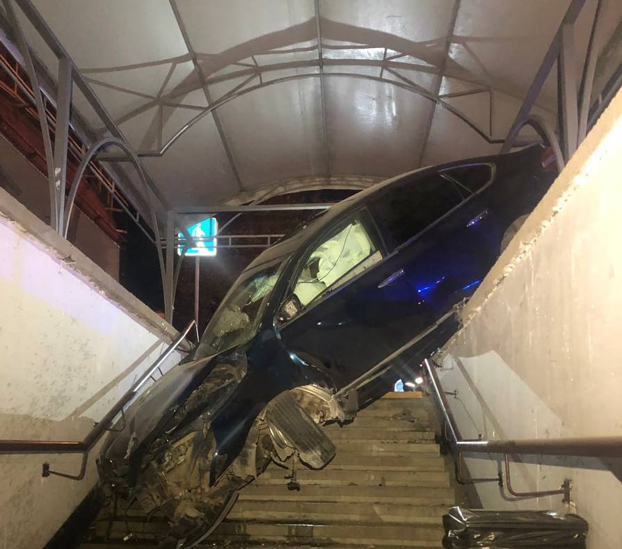Водитель Nissan съехал в подземный переход в Симферополе Сегодня ночью в Симферополе случилось ДТП с участием легкового автомобиля Nissan Машина вылетела с дороги и оказалась в подземном пешеходном переходе В результате аварии водитель оказался заблокирован в салоне транспортного средства Прибывшие на место происшествия спасатели с применением специнструмента и системы стабилизации деблокировали водителя оказали первую помощь и передали медработникам Фото МЧС Крыма Tg Подписывайся на truekpcrimea