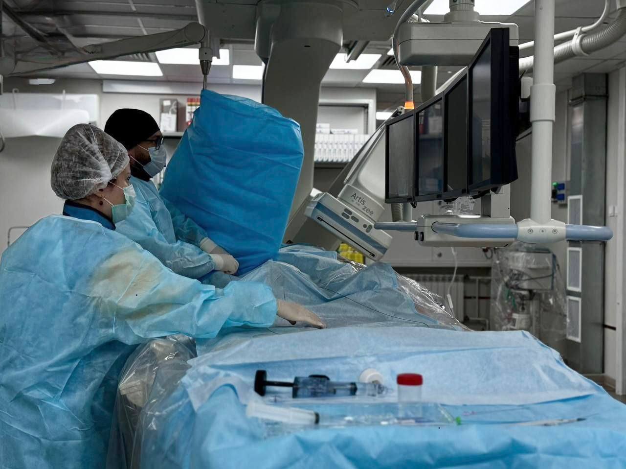 Орские врачи впервые провели ультразвуковой тромболизис легочной артерии спасая жизнь пациентки Впервые в истории Оренбургской области медицинские специалисты городской больницы Орска успешно провели ультразвуковой транскатетерный локальный тромболизис легочной артерии Это достижение стало возможным благодаря новому оборудованию и высокому профессионализму врачей Данная методика впервые в России была внедрена в клиническую практику только в 2024 году Уникальность метода в возможности таргетного воздействия на тромб поясняет руководивший операцией рентген хирург Артём Мухтаров В нашей больнице имеется специальное оборудование позволяющее через бедренную вену ввести ультразвуковой катетер непосредственно в область тромба Ультразвуковые волны в сочетании с вводимым тромболитическим препаратом эффективно разрушают тромб и равномерно распределяют лекарство непосредственно в очаге поражения Это обеспечивает максимальную эффективность лечения при значительном снижении риска нежелательных кровотечений Главное преимущество локального ультразвукового тромболизиса точечное действие В отличие от системного введения препарата который циркулирует по всему организму методика позволяет использовать минимальную дозу лекарства Такой подход минимизирует побочные эффекты и существенно повышает шансы пациента на успешное выздоровление Городская больница Орска получила необходимое современное оборудование для проведения подобных высокотехнологичных операций в 2025 году Это стало ключевым фактором для внедрения данной методики Операция прошла успешно Пациентка чувствует себя удовлетворительно ее состояние стабилизировалось и она уже переведена из реанимационного отделения в обычную палату Результаты контрольного ангиографического исследования подтвердили полное отсутствие тромбов в легочной артерии и значительное улучшение состояния Внедрение подобных инновационных технологий не только спасает жизни пациентов но и значительно повышает качество медицинской помощи делая ее более доступной и эффективной для жителей Оренбургской области Переходите по ссылке и присоединяйтесь к нам в MAX