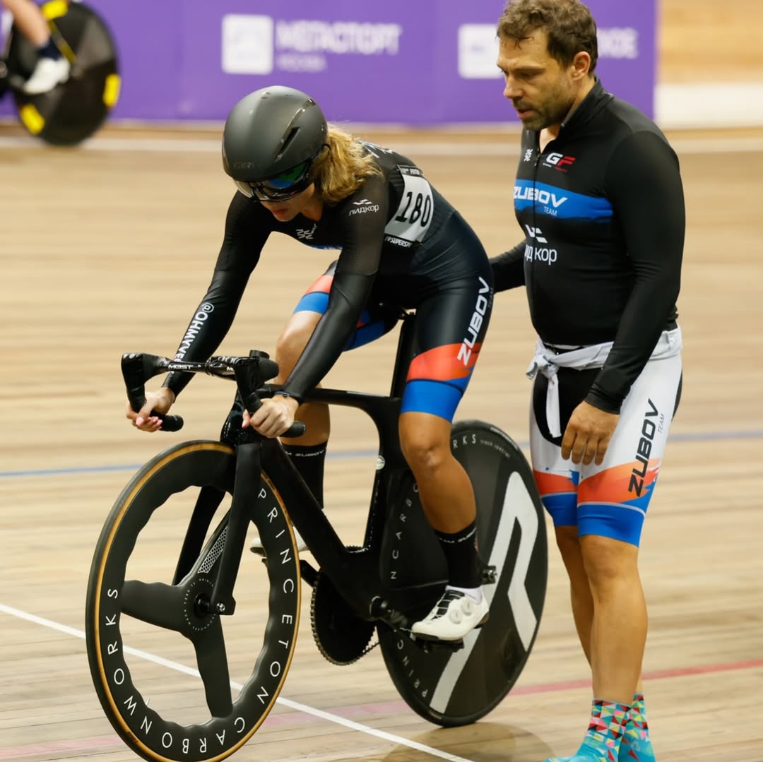 Российская велогонщица сломала позвоночник во время заезда в Крылатском Российская велогонщица Елена Кожеурова получила компрессионный перелом позвоночника в результате падения во время заезда на треке в Крылатском Об этом ТАСС сообщил Дмитрий Хозов менеджер команды Zubov Team за которую выступает спортсменка Инцидент произошел 6 декабря на втором этапе гонок серии Sputnik Track от CyclingRace сезона 2025 26 Елена попала в завал не по своей вине К сожалению это велоспорт такое случается У нее компрессионный перелом позвоночника сейчас она находится в больнице сказал Хозов По словам Хозова перелом не самый страшный Надеемся Елена через месяц вернется в строй Сейчас пока активное восстановление Операция на данном этапе не требуется добавил он Кожеурова ранее говорила что очередной раз в жизни везение с ней заодно и спина сломалась так что ничего не передавило и даже операцию делать не надо соцсети Кожеуровой Подписаться на РБК Спорт