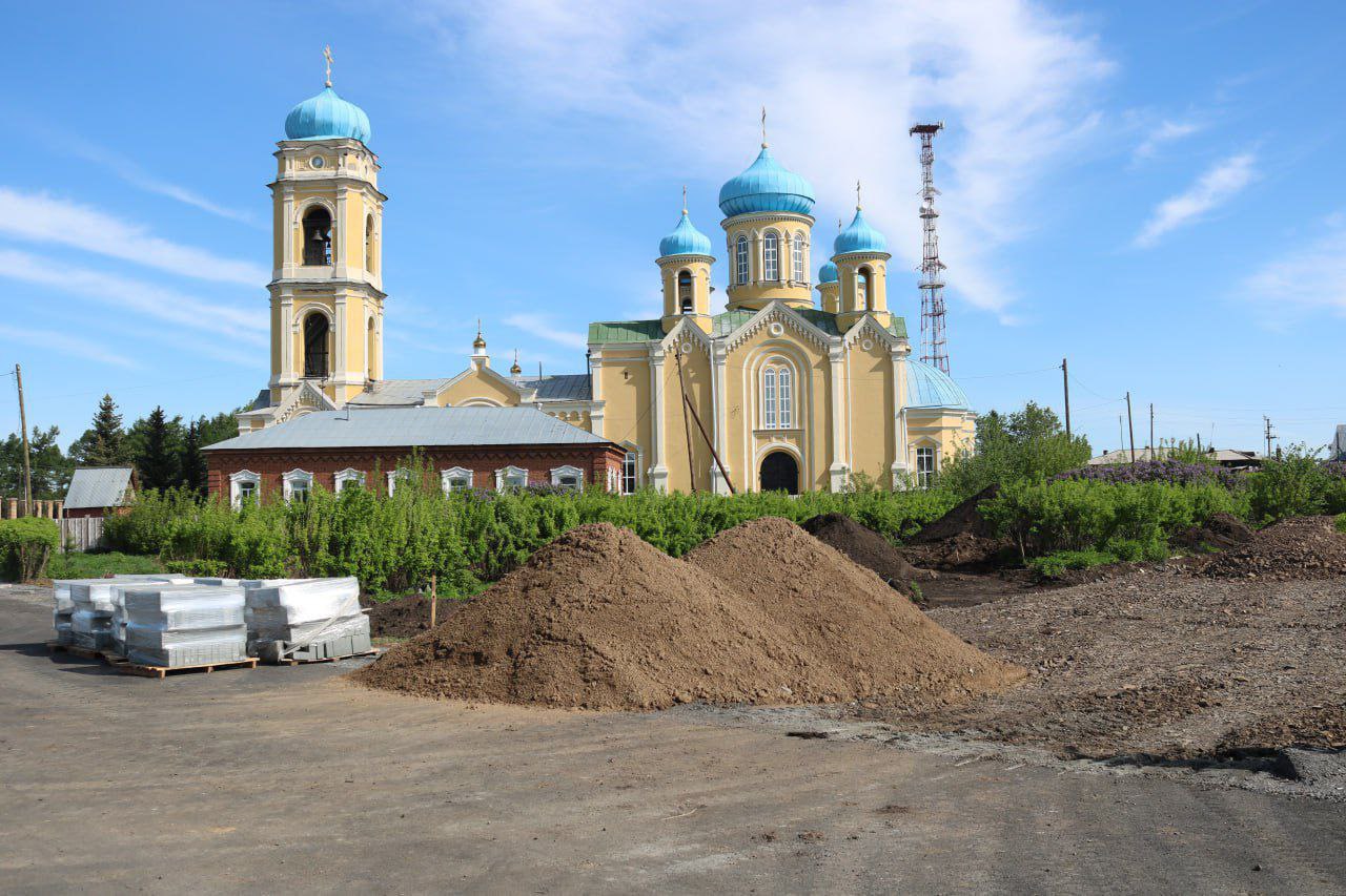 В Челябинской области благоустраивают сквер у храма XIX века В Верхнеуральске стартовал новый этап работ у Свято-Никольского собора. Летом в восточной части Церковного сквера планируют сделать пешеходные дорожки, установить скамейки и другие малые архитектурные формы, освещение. "Это важный шаг к улучшению качества жизни в нашем районе. Земляные работы уже начались, и мы надеемся, что вскоре сквер станет уютным пространством для отдыха и общения жителей", — отметили в администрации Верхнеуральского района. Для благоустройства это место выбрали сами жители во время голосования по программе "Формирование комфортной городской среды". Фото: телеграм-канал администрации Верхнеуральского района Вести Южный Урал Челябинск
