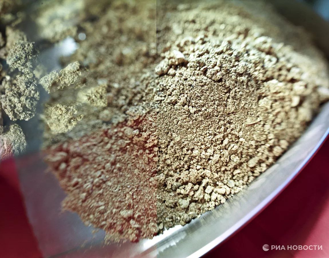 Полноценное производство редкоземельных металлов в России требует решения вопроса с их разделением на отдельные компоненты рассказал в интервью РИА Новости глава Минприроды Александр Козлов Пока же в стране добывается только концентрат добавил он Новый комплекс который построят в Соликамске в 2027 году решит эту проблему и обеспечит производство оксидов лантана церия неодима и празеодима в 2 5 тыс тонн в год Подписаться на РИА Новости экономика Все наши каналы