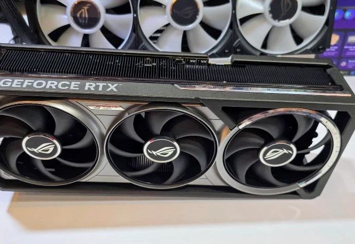 Первые проблемы RTX 5090: видеокарты превратились в кирпич после обновления драйверов  Пользователи сообщают о неработоспособности из-за неизвестной программной ошибки. При загрузке ПК экран остаётся чёрным, а операционная система не распознаёт ГПУ.  Затронутые бренды — Colorful, Manli и Gigabyte. Некоторые предлагают переключить в BIOS настройку PCIe с версии 5.0 на 4.0 для временного исправления.   На данный момент официального решения от NVIDIA или её партнеров нет. Ситуацию активно обсуждают на форумах Chiphell, Baidu Tieba и Bilibili.    #новости #NVIDIA #GeForceRTX50 #RTX50