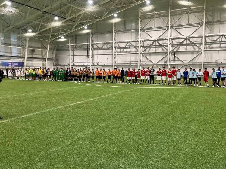 В Волжском определили лучших футболистов школьной лиги В Волгоградской области прошел региональный этап детско юношеских Всероссийских соревнований по футзалу Кожаный мяч Школьная футбольная лига Как рассказали Волжский ру в комитете физической культуры и спорта финальная часть соревнований третий год подряд проходит на базе манежа имени легендарного волгоградского футболиста Александра Никитина в Волжском В общей сложности за медали боролись 73 команды почти с 730 участниками разных возрастов Награды разыгрывали в восьми номинациях по четыре среди мальчиков и среди юных футболисток Сразу три главных приза увезли домой спортсменки из Камышина они стали лучшими в группах 10 11 12 13 и 16 17 лет Подробнее на Волжский ру   www volzsky ru index php wx 16 wx2 82336 ВолжскийРу волжский vlz