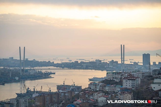 По итогам 2025 года Приморский край вошел в топ 20 регионов России с наиболее высокими предлагаемыми зарплатами заняв 16 е место в общероссийском рейтинге Медианная зарплата в вакансиях региона составила 86 4 тысячи рублей увеличившись за год на 9 Об этом свидетельствуют итоги масштабного исследования российского рынка труда проведенного аналитиками hh ru на основе анализа более 10 миллионов вакансий размещенных работодателями с января по декабрь 2025 года На фоне общероссийского показателя hh индекса оптимальные шесть резюме на одну вакансию ситуация на рынке труда в Приморском крае остается более напряженной В 2025 году здесь в среднем приходилось 4 2 резюме на вакансию Год регион начал с дефицитного значения 3 5 резюме а завершил с показателем 4 5 По числу вакансий Приморский край занял 24 е место в стране за год работодатели разместили более 103 тысяч предложений о работе При этом по словам экспертов hh ru относительно умеренная конкуренция за рабочие места в сочетании с ростом зарплат сделало регион привлекательным как для местных жителей так и для соискателей из других субъектов РФ В региональном разрезе рейтинг зарплат возглавили территории Севера и Дальнего Востока По итогам 2025 года сразу девять субъектов ДФО вошли в топ 20 регионов страны подтвердив статус макрорегиона как одного из самых высокооплачиваемых в России Абсолютным лидером стала Магаданская область где медианная предлагаемая зарплата достигла 119 5 тысячи рублей увеличившись за год на 11 Вторую строчку занял Чукотский автономный округ 118 6 тысячи рублей 2 Эти регионы традиционно удерживают верхние позиции рейтинга за счет северных надбавок ограниченного кадрового предложения и высокой потребности в специалистах В первую десятку также вошла Республика Саха Якутия занявшая шестое место с показателем 98 7 тысячи рублей 4 Амурская область расположилась на восьмой строчке 96 4 тысячи рублей 2 Забайкальский край на девятой 95 9 тысячи рублей без изменений за год Камчатский край на десятой позиции с медианной зарплатой 93 тысячи рублей 5 Следом за Приморьем которое заняло 16 ю строчку в рейтинге расположилась Еврейская автономная область 85 4 тысячи рублей снижение на 10 а Хабаровский край занял 18 ю строчку с медианной зарплатой 83 2 тысячи рублей 6 Подписаться