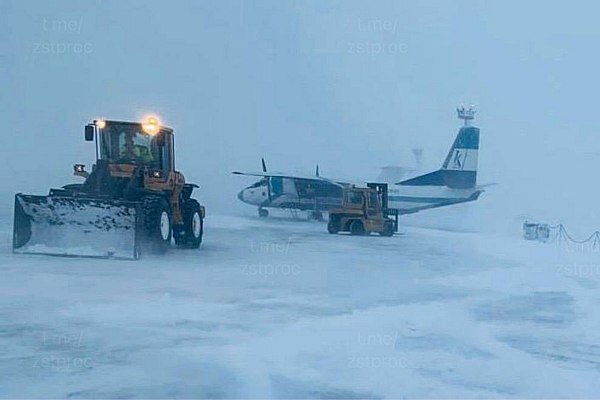 В аэропорту Норильска из за уборки снега поврежден фюзеляж самолета Фюзеляж самолета А 26 локально поврежден в аэропорту Норильска в Красноярском крае из за снегоуборочной техники Об этом сообщает ТАСС со ссылкой на данные Западно Сибирской транспортной прокуратуры В Красноярском крае транспортная прокуратура проверяет обстоятельства авиационного инцидента с воздушным судном в аэропорту города Норильска В международном аэропорту Норильск имени Н Н Урванцева при уборке снега с мест стоянки воздушных судов с использованием снегоуборочной техники допущено повреждение кабеля аэродромного электропитания с последующим локальным повреждением фюзеляжа самолета Ан 26 сообщили в прокуратуре Норильской транспортной прокуратурой по этому факту организована проверка aviaru net n289950