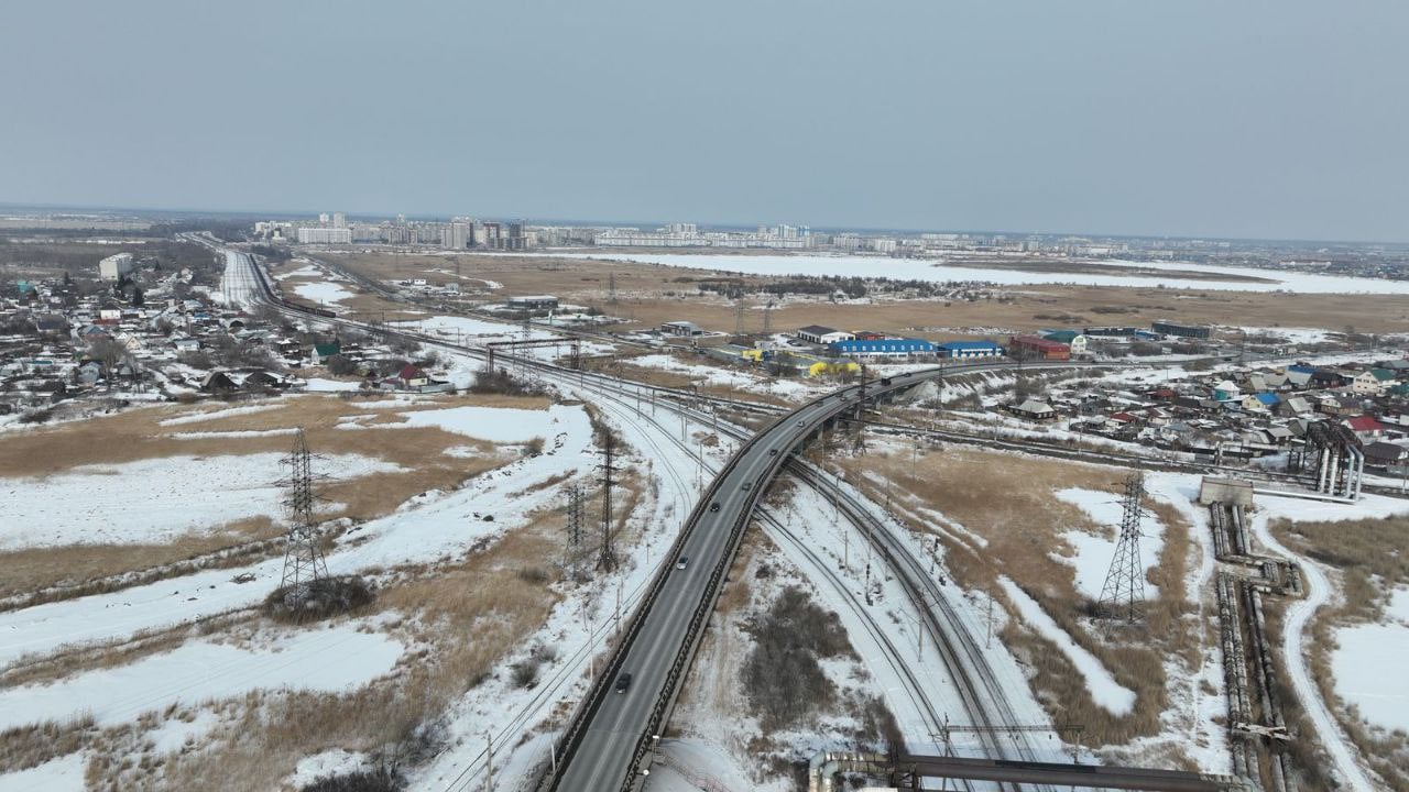 Новый мост через Транссиб начнут строить в следующем году  Также параллельно расширят улицу Мостостроителей на нужном участке. Об этом написал губернатор Вадим Шумков в своем тг-канале.  «Повторно поручил коллегам из городской администрации осуществить предпроектные работы в пойме в районе шоссе Тюнина для будущего проектирования эстакады на подтапливаемом участке. Город делал такую попытку также по поручению Правительства 4 года назад, но получил отрицательное заключение от профильных органов», — добавил глава региона.    тг/ силаVправде  V. Шумков   ГТРК Курган