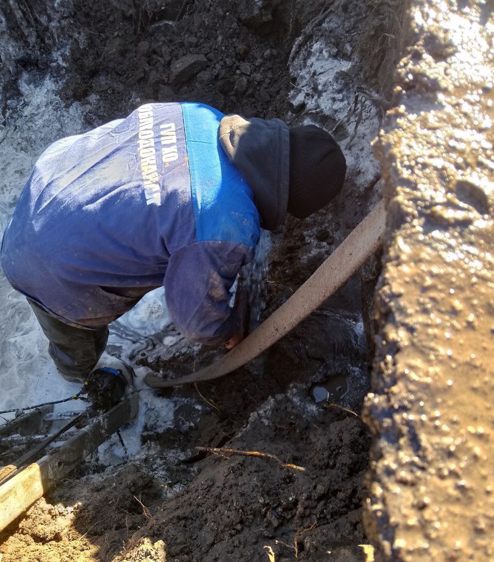 В Скадовском округе продолжается ремонт водопроводно-канализационных сетей  Специалистами ГУП ХО «Облводоканал» проведены аварийно-ремонтные работы на центральных магистралях водоснабжения в нескольких населенных пунктах Скадовского округа, а именно в городе Скадовск, селах Петровка и Новониколаевка.  Восстановительные мероприятия также охватили пгт Лазурное и село Шевченко, где наши специалисты по заявкам абонентов устранили порывы и выполнили необходимые ремонтные работы на сетях водоснабжения.  В ходе регулярных осмотров системы водоотведения своевременно выявлены и устранены засоры в городе Скадовск, что позволило оперативно восстановить работу канализационных систем.  Кроме того, на территории Скадовского округа регулярно проводятся мероприятия по благоустройству санитарных зон на артезианских скважинах, направленные на защиту водоисточников и обеспечение населения качественной питьевой водой.    Если у вас возникла ситуация, требующая вмешательства аварийной службы, обратитесь в центральную аварийно-диспетчерскую службу ГУП ХО «Облводоканал» по телефону: +7  990  081-68-68  #СкадовскийТПУ      Одноклассники