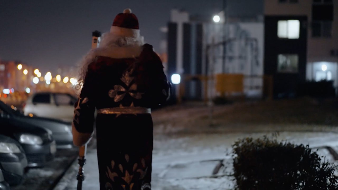 В Великий Устюг поехали школьники из Волгоградской области Резиденцию Деда Мороза увидят победители всероссийского конкурса Большая перемена учащиеся 1 4 х классов Ребята посетят выставки Новогодняя рождественская игрушка и Лаборатория чудес где на мастер классах они сделают собственные сувениры Для гостей также подготовили интерактивное мероприятие Пусть не гаснет елка и экскурсию по Модному дому Деда Мороза Подписаться Перейти на сайт MAX