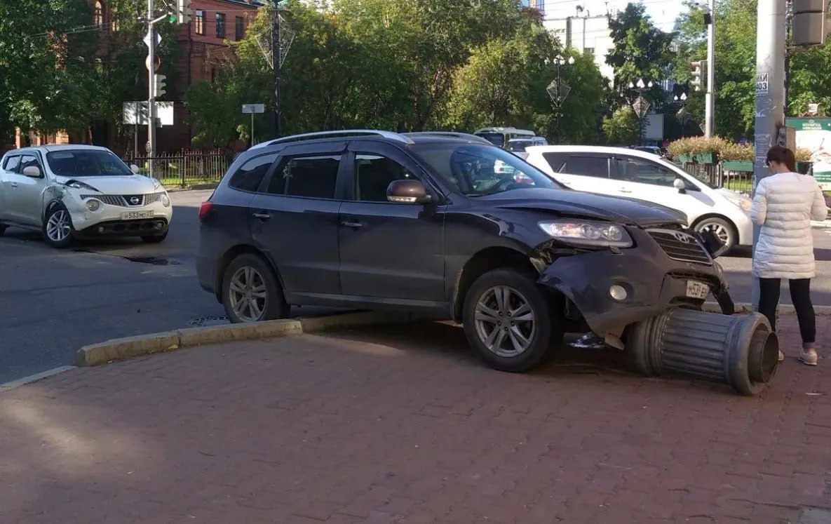 Мошенники атаковали страховой рынок Хабаровска В последнее время мошенники всё больше концентрируют свои усилия на махинациях в сфере страхования жизни и здоровья вплоть до того что после приобретения полиса наносят себе настоящие увечья около 95 случаев всё еще приходится на мошенничество в автостраховании ОСАГО и КАСКО Частота страховых случаев в автостраховании в Хабаровском крае на 1 57 п п выше среднероссийского по данным РСА за период с 01 07 2024 года по 30 06 2025 год Виной тому значительной степени мошенничество в ОСАГО плохое состоянии дорог а также качество подготовки водителей Негативное влияние на экономику страхового бизнеса оказывают и недобросовестные автоюристы и аффилированные с ними аварийные комиссары аваркомы От них прямой ущерб имеют уже и простые автомобилисты Такие недобросовестные посредники появляются на месте ДТП сами их никто не вызывает Либо же они предлагают свои услуги по телефону Свою необходимость они мотивируют тем что якобы только они сумеют добиться справедливых выплат от страховых компаний для пострадавших в ДТП На деле же большую часть выплат они забирают себе И чаще всего для получения наиболее высоких сумм прибегают к мошенничеству с проведением экспертиз и другим махинациям В том числе затягивают сроки получения компенсации чтобы обратиться в суд и получить пени и штрафы Например предоставляют в страховую компанию данные с заведомой ошибкой в номере счета получателя Эксперты рекомендуют обращаться в страховую компанию самостоятельно Если результат расчета компенсации вас не устроит можно обратиться к финансовому уполномоченному который рассматривает такие споры Обращение к нему для физических лиц бесплатно а его решение обязательно для выполнения страховой компанией todaykhv