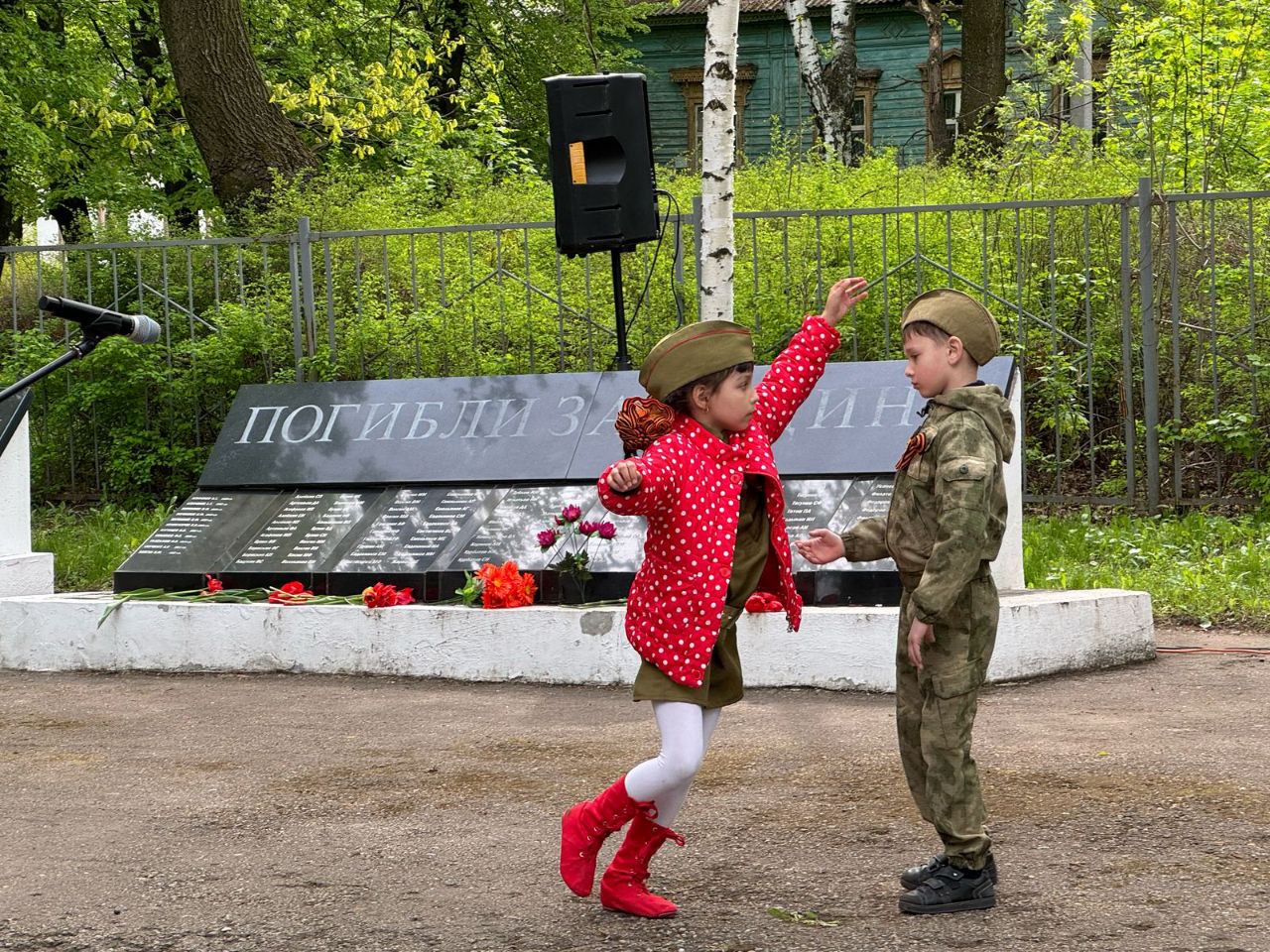 В поселке Никуличи провели торжественное мероприятие в честь 80-й годовщины Великой Победы. Организаторами выступили активисты ТОС при поддержке депутатов Рязанской областной и городской Думы, администрации города Рязани. Концертные номера подготовили юные жители поселка, ученики и юнармейцы школы №41. Председатель ТОС Людмила Евдокимова поблагодарила всех жителей за помощь в организации праздника, воспитание детей в духе патриотизма и любви к Родине. С праздничным мотопробегом по улицам поселка проехали байкеры мотоклуба «35 миль». Также они организовали для всех желающих выставку мотоциклов. Песни военных лет исполнили Дмитрий Волгин, Владимир Миргородов и Юрий Ананьев. Во славу павших воинов отец Георгий свершил литию. Воспитанники воскресной школы подготовили шествие «Бессмертного полка» с портретами своих близких. По доброй традиции праздник завершился совместным исполнением песен «День Победы» и «Родина».