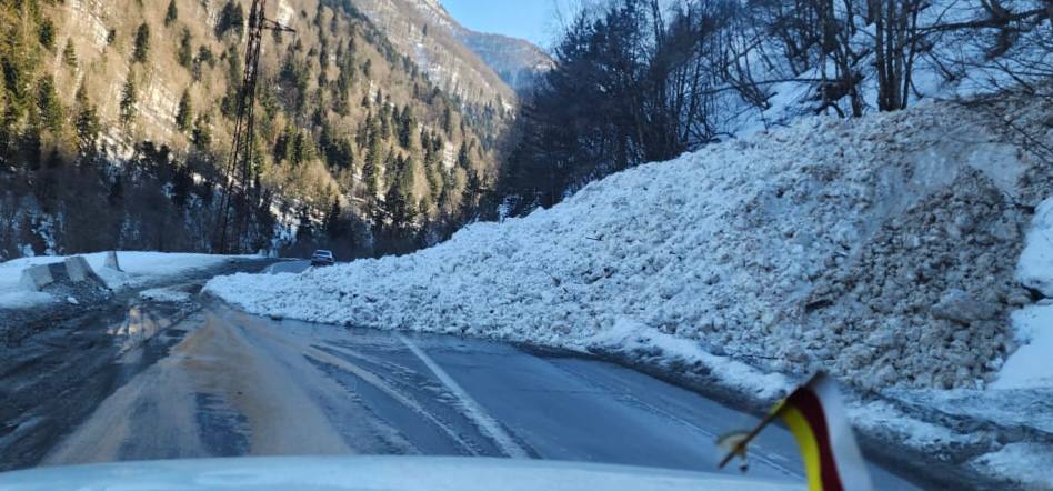 На Транскаме, в районе с. Дзомагъ, сошла лавина, перекрывшая дорожное полотно, сообщает МЧС Южной Осетии.  К устранению последствий схода снежных масс привлечены дорожные службы республики.    Вести Алания