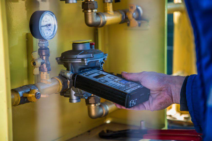 В Дагестане за первое полугодие потери газа сократились на 8% по сравнению с аналогичным периодом прошлого года. Сохраненный объем сетевого топлива сопоставим с годовым потреблением таких городов, как Дербент или Каспийск. Основными причинами потерь по-прежнему остаются случаи несанкционированных подключений, технологических нарушений и аварий на сетях. Однако принимаемые меры уже дают ощутимые результаты. "Мы провели масштабную работу по нескольким направлениям: реконструировали газовые сети, выявляли и устраняли незаконные вмешательства в газораспределительную систему. Кроме того, заметно улучшилась платежная дисциплина потребителей. Теперь важно не останавливаться на достигнутом, а продолжить работу", – подчеркнул руководитель "Газпром межрегионгаз Махачкала" Ризван Мурадов.