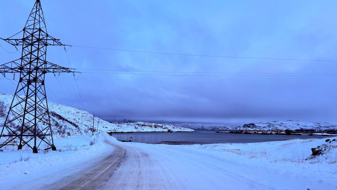 Отличная новость для путешественников   С 21 января по поручению губернатора Андрея Чибиса запускается прямой автобусный маршрут 241Э Мурманск ж д вокзал Аэропорт Териберка Теперь добраться из Териберки в аэропорт Мурманска и обратно можно без пересадок и заезда в город Основная информация Отправление из Мурманска ж д вокзал 09 00 Прибытие в аэропорт отправление от аэропорта 10 00 10 15 Прибытие в Териберку 13 30 Обратно из Териберки 16 30 Прибытие в аэропорт отправление из аэропорта 19 30 19 45 Прибытие на Привокзальную площадь в Мурманск 20 00 Рейсы выполняются ежедневно Время в пути около 4 5 часов в зависимости от погодных условий Остановки по маршруту Привокзальная площадь Мурманск Фадеев Ручей Кола Музей Авиации Мурмаши Аэропорт Мурманск 49 км Териберка Лодейное Стоимость проезда Полная стоимость от начала до конца маршрута до Лодейного составляет 776 рублей Уточнить тарифы для промежуточных остановок можно в автокассе по тел 8152 45 48 84 Билет можно приобрести в автокассе в Мурманске ул Привокзальная 2 у водителя при посадке Расписание может меняться следите за новостями в группе Минтранса