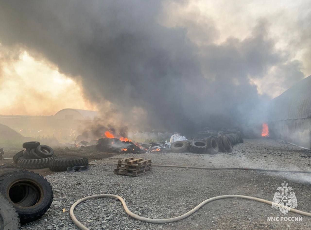 При пожаре по улице Предпринимателей в селе Нижегородка Уфимского района пострадавших нет Примерная площадь пожара составляет 450 квадратов. К тушению привлечены 20 огнеборцев и 6 единиц техники.