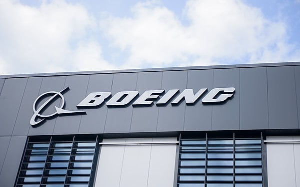 Заказы у Boeing в 2024 году упали в 2,6 раза  Американский концерн Boeing, один из крупнейших мировых производителей авиационной, космической и военной техники, по итогам прошлого года получил 569 заказов от клиентов на производство лайнеров, что в 2,6 раза меньше показателя предшествовавшего года. В декабре же заказы компании выросли почти втрое в месячном выражении – до 142 самолетов. Об этом сообщает Прайм со ссылкой на данные компании.  Кроме того, Boeing в прошлом году поставил покупателям 348 самолетов – на 34% меньше показателя 2023 года. А в прошлом месяце поставки составили 30 лайнеров, что более чем вдвое меньше значения ноября.  Boeing выпускает широкий спектр гражданской и военной авиационной техники, разрабатывает космические программы. В структуре Boeing функционируют два крупных подразделения - Boeing Commercial Airplanes, занимающееся строительством гражданских самолетов, и Integrated Defense Systems, выполняет космические и военные программы  aviaru.net/n279549