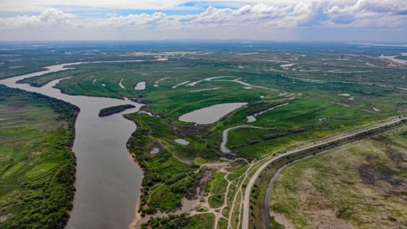 Полноценный пункт пропуска на Большом Уссурийском острове должны открыть в 2028 году Еще один автомобильный пункт пропуска между Россией и Китаем, который сейчас возводится на Большом Уссурийском острове в Хабаровском крае, полноценно заработает в 2028-м году. Именно к этому сроку запланировано завершение всех строительных работ. На данный момент на острове возводят специальную насыпь, которая должна минимизировать последствия возможного затопления, а к активной фазе строительства перейдут в следующем году. Новый пункт пропуска сможет обслуживать как грузовой, так и пассажирский транспорт. Ожидается пропускная способность до 1 млн. человек, 90 тыс. грузовых, 36 тыс. легковых и 18 тыс. пассажирских транспортных средств в год. При этом в его непосредственной близости будут созданы индустриальные парки для увеличения грузового потока между странами.