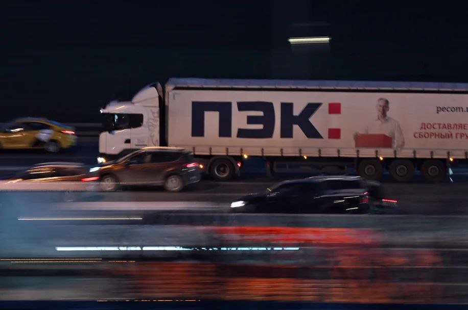 Грузы пришли за страхованием два крупнейших перевозчика заинтересовались страховщиками На российском рынке может состояться первая сделка по приобретению страховщика крупными логистическими компаниями По данным Коммерсанта такую возможность рассматривают ПЭК и Деловые линии Для перевозчиков это возможность сэкономить на страховании а также монетизировать свою клиентскую базу при помощи кросс продаж страховых полисов Если такие сделки состоятся то это будут первые приобретения страховщика логистическими компаниями в России отмечают эксперты опрошенные изданием Собственная страховая компания мировой тренд в логистике Сейчас наблюдается возросший интерес бизнеса к сектору страховых услуг Тон задают крупные игроки из различных сфер экономики Подписаться на PRO transport