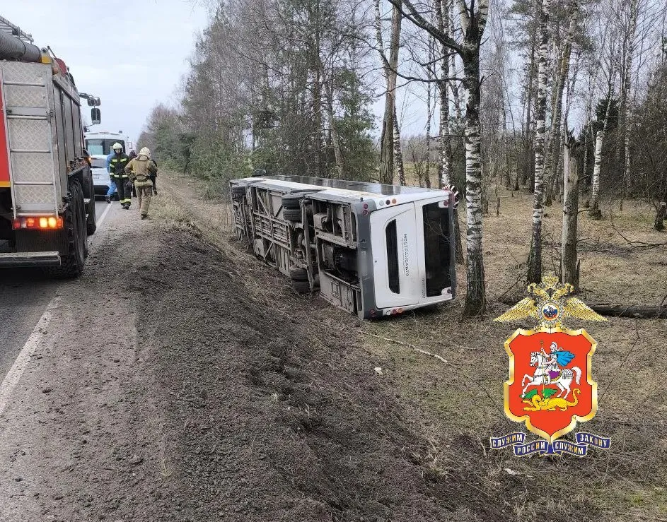 Автобус с людьми слетел в кювет и опрокинулся Авария случилась на трассе в Богородском округе Пострадало несколько человек