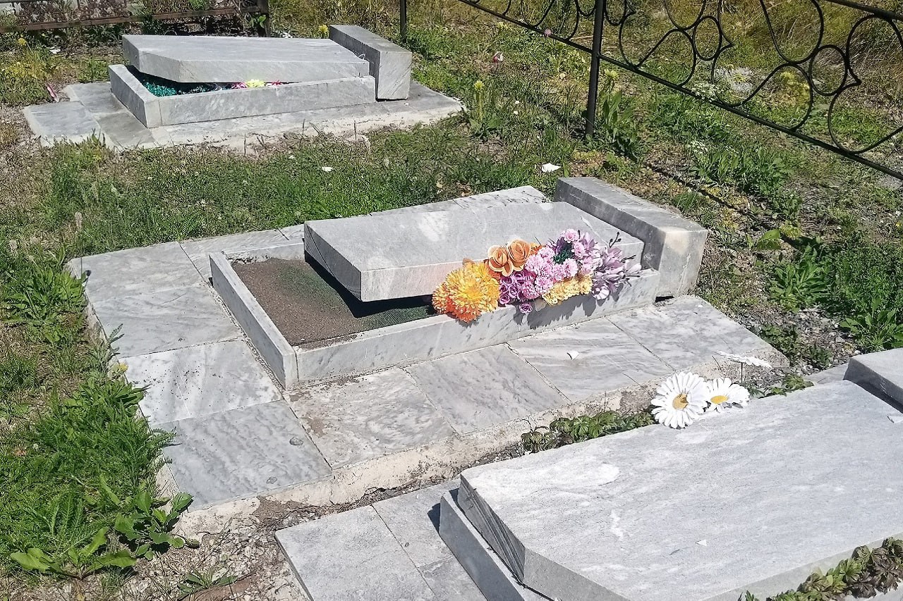 Вандалы устроили погром на кладбище под Снежинском Хулиганы побывали на кладбище в поселке Ближний Береговой. По словам очевидцев, сразу несколько надгробных памятников оказались повалены на землю, часть из них повреждена. Вырваны из земли столики, которые были установлены у нескольких могил. О случившемся очевидцы сообщили с социальной сети "ВКонтакте" и обратились к губернатору с просьбой принять меры. Ситуацией заинтересовались правоохранительные органы. Как сообщили в пресс-службе ГУ МВД по Челябинской области, по факту происшествия организована проверка. Всех причастных к инциденту установили. Фото: vk.ru, Ulia Ulia / Текслер, ПОМОГИ!!! Вести Южный Урал Челябинск