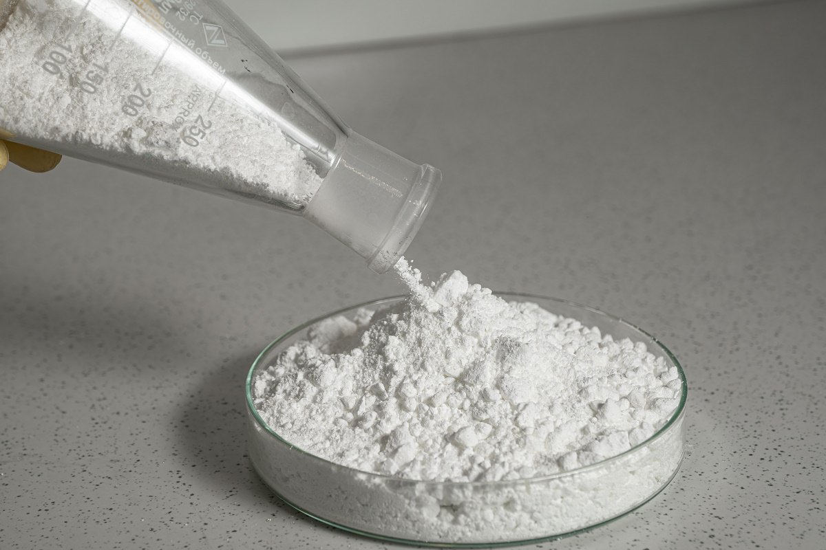 Чепецкий механический завод Росатома открыл отечественное производство оксинитрата циркония для нефтехимии Выпуск порошка оксинитрата циркония это пример тщательного анализа потребностей рынка в фокусе процессов наших традиционных производств Продукты получаемые на ряде переделов производства циркония находят потребителей в других отраслях Мы готовы развивать перспективные на современном рынке направления и обеспечивать российских производителей импортозамещающими материалами отметил генеральный директор АО ЧМЗ Сергей Чинейкин