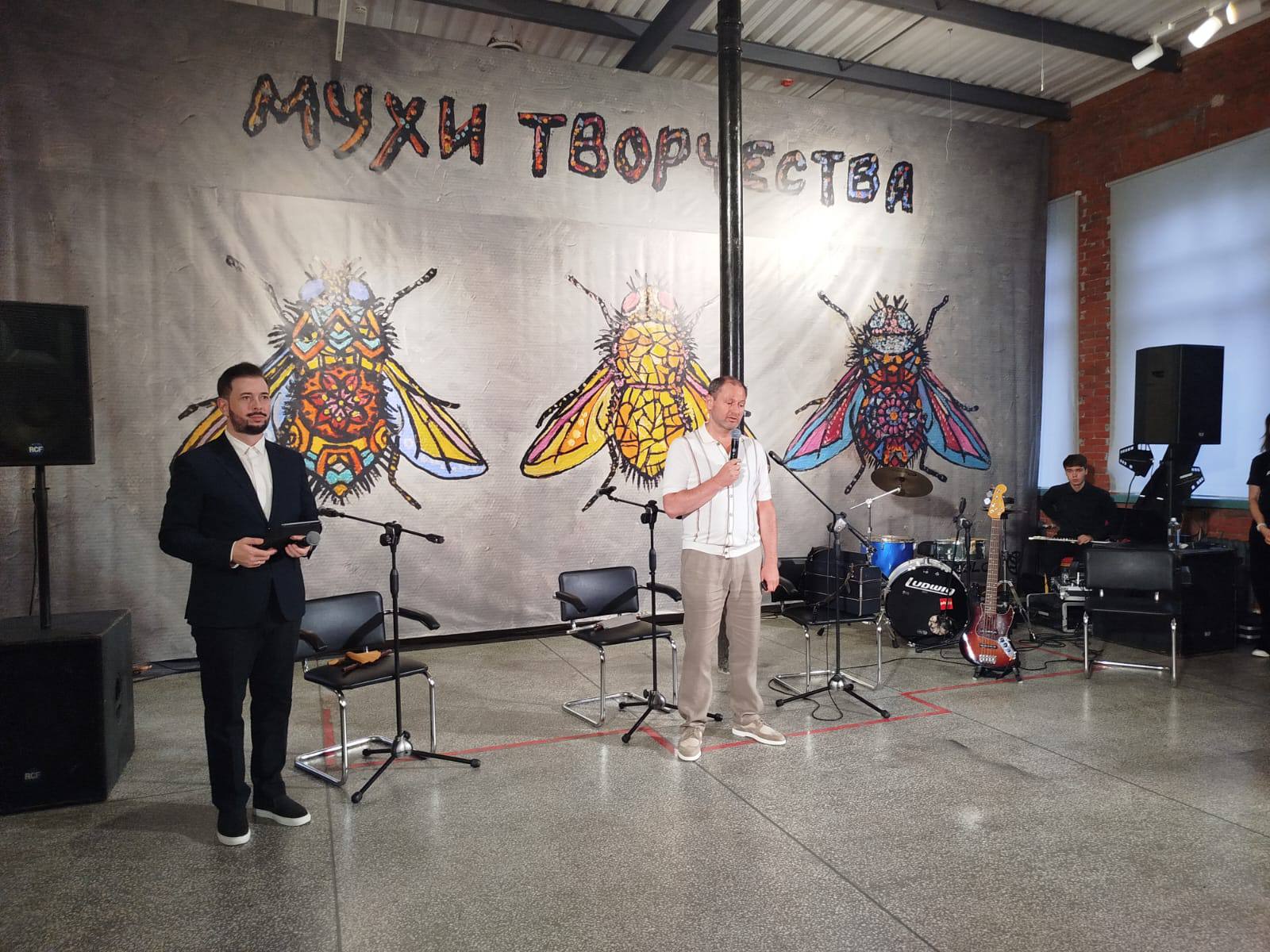 В Выставочном зале Национального музея РСО-Алания прошло открытие авторского проекта Руслана Золоева «#Hæshtæg». Проект объединил нескольких художников, которые воплотили идеи автора. В экспозиции представлены инсталляции, медиа, живописные полотна. Среди гостей выставки - заместитель Председателя Правительства РСО-Алания Альбина Плаева, Врио министра культуры РСО-Алания Марина Рамонова, первый заместитель Председателя Парламента Мурат Тхостов, начальник управления культуры АМС Владикавказа Руслан Марзоев. Выставку открыл генеральный директор Национального музея РСО-Алания Аслан Цуциев, отметив, что в этом проекте, несомненно, достигнута одна из целей искусства - призвать к размышлению, заставить людей задуматься о тех или иных вещах. Наталья Албегова - Член союза художников, искусствовед и культуролог - в своей речи коснулась необычной концепции выставки, которая впервые представляет такую коллаборацию профессионального искусства и человека, который совершенно далек от этой деятельности, но чьи идеи своей насыщенностью вдохновляют и художников тоже. Сам автор проекта рассказал о цели своего искусства - исцелить творчеством зарождающаюся болезнь этого мира. Выставка продлится до 30 августа. Выставочный зал Национального музея РСО-Алания, ул. Горького, 8.