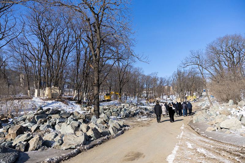 В парке Минного городке в этом году появится гигантское 55 метровое обозрения Оно будет в два раза выше чем на набережной Спортивной Гавани При этом его хотят собрать довольно быстро к лету этого года и сразу начать тестировать На данный момент в парке идут работы на инженерных коммуникациях Также строители выполняют планировку грунта и обустройство будущих пешеходных дорожек Сейчас работы на объекте идут активно Уже в мае будет сдана значительная часть территории а следующие этапы примерно ко Дню города и в первой декаде сентября Таким образом с мая до сентября этого года мы постепенно будем наблюдать за открытием новых уютных пространств отметил мэр Шестаков От админа пока звучит слишком хорошо но по планам до конца года гигантское колесо Обозрения должны точно сдать в эксплуатацию Совсем скоро будет понятно Подписаться novosti primorye25