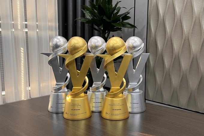 По итогам 2025 года Uzum Bank один из ведущих цифровых банков страны получил награды международной платёжной системы Visa за успехи в развитии карточного бизнеса цифровых технологий и клиентских коммуникаций Эксперты международной платёжной системы ежегодно оценивают работу банков партнёров и отмечают выдающиеся достижения в развитии безналичных платежей безопасности и клиентского сервиса реклама www gazeta uz ru 2025 12 17 uzum bank