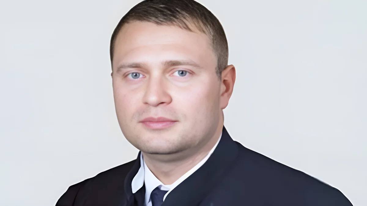 Экс председателя Солнцевского райсуда Москвы Артема Матету обвиняют в особо крупном мошенничестве и хранении наркотиков СКР довел дело до суда стало известно Ъ По версии следствия в 2020 году он вместе с тремя сообщниками пообещал предпринимателю из Магнитогорска помочь закрыть уголовное дело и выиграть арбитражный спор с украинской компанией за 24 8 млн руб и 700 тыс Выполнить обещанное он не мог Весной 2024 года господин Матета предложил бизнесмену свои услуги за 80 тыс но тот обратился в ФСБ Экс судью задержали с поличным при получении денег При обыске у него нашли наркотики После лишения полномочий судьи в ноябре 2024 года он был арестован судьироссии рф Ъузнал