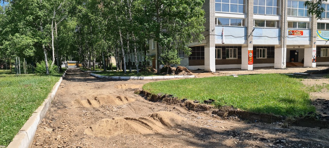 В Биробиджане обновляют пришкольные территории В областном центре приводят в порядок территории образовательных учреждений. Работы ведутся на средства, которые регион получил благодаря договоренности врио губернатора ЕАО Марии Костюк с Правительством России и заместителем председателя правительства — полномочным представителем Президента в Дальневосточном федеральном округе Юрием Трутневым. Накануне мэр Биробиджана и прокурор города Виктор Балаев проинспектировали ремонтируемые объекты. Подрядчик работает в школах № 5, 6, 8, 11, 14 и 16, - прокомментировал мэр Биробиджана Максим Семёнов. – Где-то еще ведут демонтаж старого покрытия, а где-то территории уже подготовлены под асфальтирование. В лицее № 23, который мы капитально ремонтируем, и школе № 4 работы начнутся немного позже. В целом же все идет в графике, проблемных вопросов нет. #биробиджан #мэрбиробиджана #мэриябиробиджана #президент #детскиесады #образование