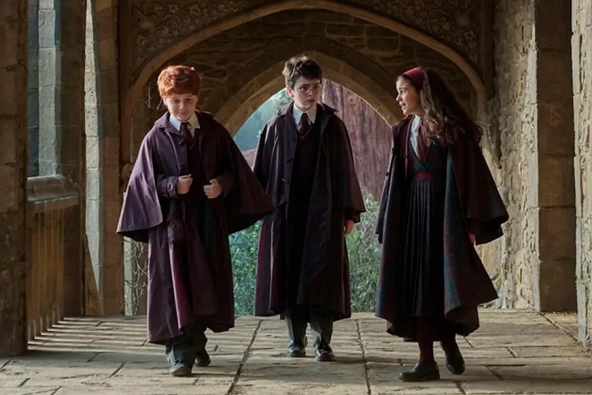 Съемки второго сезона сериала по Гарри Поттеру начнутся осенью еще до старта первого который выйдет к Рождеству Джон Браун работавший сценаристом над первыми сериями получил повышение он станет со шоураннером вместе с Франческой Гардинер Второй шоураннер понадобился из за ускоренного графика производства HBO хочет избежать больших пауз между сезонами в том числе из за юных актеров которые быстро взрослеют Больше новостей в Daily News VK