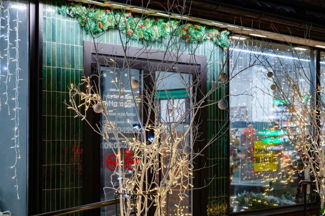 Ежегодный конкурс на лучшее новогоднее оформление стартует в Магаданской области 10 декабря Критериями определения победителей конкурса среди участников являются наличие единой концепции оформления населенных пунктов муниципального округа праздничное оформление фасада оригинальное оформление входных зон окон фасадов в соответствии с тематикой использование аппликаций постеров декоративных объемных фигур флористических композиций и пр световое оформление подсветка зданий использование световой рекламы гирлянд светодиодных конструкций световых объемных фигур оригинальность технических решений креативность идеи современные материалы и техники использования нестандартных подход к ее реализации качество исполнения композиционное решение чистота исполнения чувство стиля оформление прилегающей территории световое оформление деревьев использование светодиодных гирлянд сеток фигурок и др убранство новогодней елки наличие снежных или ледовых скульптур vmagadanpress com ежегодный конкурс на лучшее новогодн