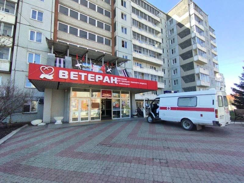 Пенсионера пырнули ножом в пансионате в Октябрьском районе Красноярска По данным Боруса, все произошло в доме престарелых «Ветеран» на Стасовой. Пострадавший и нападавший были в одной комнате, конфликт между ними разгорелся из-за инвалидной коляски. В итоге сосед схватился за нож и пырнул пожилого мужчину в грудь. Пострадавший несколько дней пролежал в хирургии, перенес операцию. Сейчас его жизни ничего не угрожает. В прокуратуре Борусу сообщили, что по факту произошедшего завели уголовное дело о покушении на убийство. Это Борус.Люди