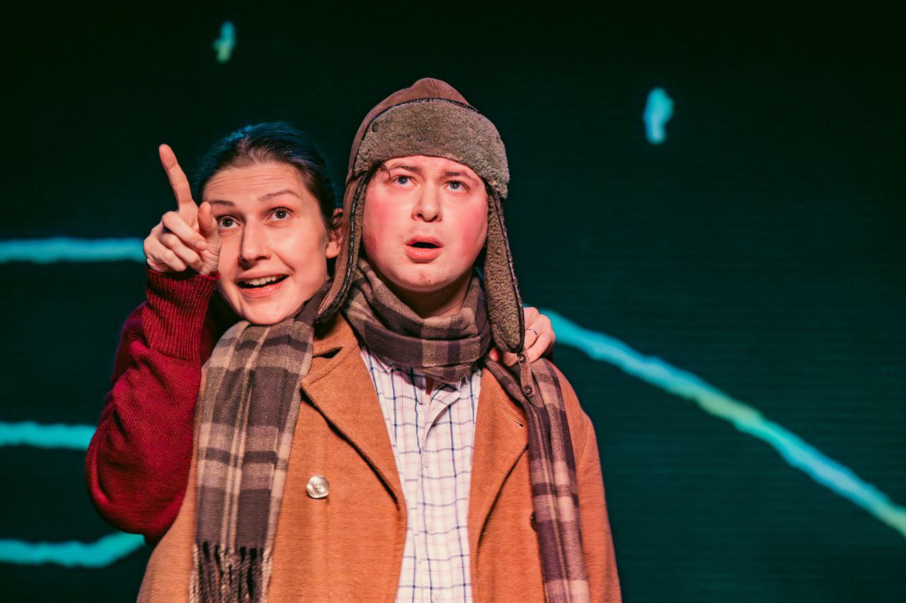 В Практике небесный почтальон Федя Булкин расскажет об устройстве мира 14 и 15 января на Основной сцене московского театра Практика пройдут премьерные показы спектакля Юрия Печенежского Небесный почтальон Федя Булкин по одноимённой книге Александры Николаенко Постановка совместный проект театра с Мастерской Брусникина Юрий Печенежский делится В книге Саши Николаенко меня зацепили здоровый юмор ирония трогательность и честность по отношению ко времени и к героям Для меня этот роман раскрывается так под масками мальчика и бабушки скрываются два умных философа которые иронично спорят о серьёзных экзистенциальных вопросах На простом детском языке у них получается говорить на глубокие темы сохраняя лёгкость и доступность Подробности по ссылке Мы ВКонтакте