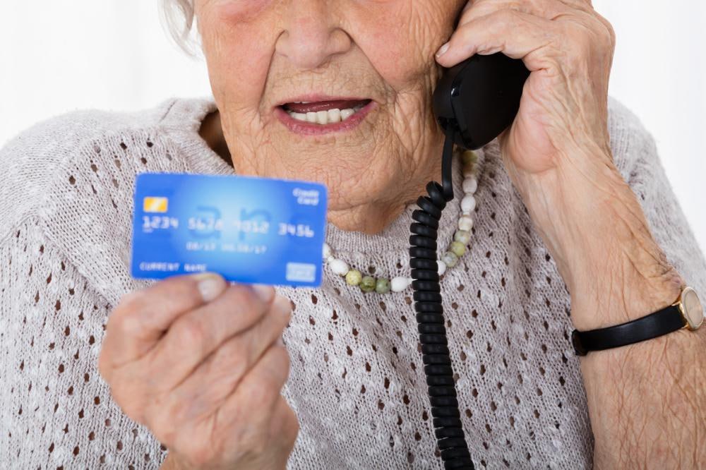 Мошенники обманывают россиян под предлогом проверки качества воды Если ранее аферисты ходили по домам и имитировали контроль качества воды чтобы втридорога продать доверчивым россиянам копеечные фильтры для очистки то сейчас они просто обзванивают жертв под видом сотрудников Водоканала В разговоре они предлагают заменить счетчики с дальнейшей лабораторной проверкой качества воды и просят назвать код из сообщения После этого злоумышленники связываются с человеком и убеждают что его аккаунт на Госуслугах взломали Далее они звонят под видом сотрудников банка и просят перевести деньги на безопасный счет Подписаться на truekpru Читать нас в MAX