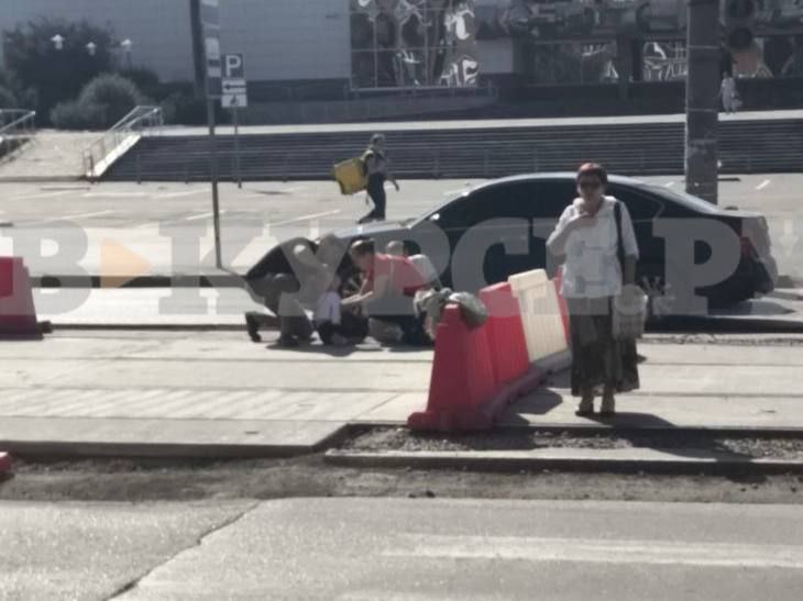В Перми водитель иномарки сбил ребенка на пешеходном переходе Утром 30 июля в Перми произошло дорожно-транспортное происшествие с участием несовершеннолетнего пешехода. Как стало известно v-kurse.ru, водитель автомобиля «Ниссан» 2003 года рождения проехал на запрещающий сигнал светофора и совершил наезд на несовершеннолетнюю девочку, переходившую дорогу. «Водитель нарушил правила дорожного движения, проехав на красный свет, что привело к столкновению с пешеходом»,- сообщили в ГУ МВД по городу Перми. Инцидент произошел около 10:25 на улице Мира в районе дома №74. Пострадавшая девочка получила травмы и была доставлена в медицинское учреждение. В отношении водителя составлены административные протоколы по статьям 12.24 и 12.27 КоАП РФ за нарушение ПДД, повлекшее причинение вреда здоровью, и невыполнение обязанностей при ДТП. Сейчас устанавливаются все обстоятельства происшествия. Источник ЧП Пермь Прислать новость