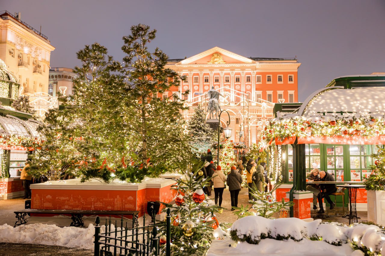 Спрос на внутренний туризм среди семей с детьми с каждым годом растет В 2025 году на долю туристов с одним или несколькими детьми в среднем приходилось 16 от всех бронирований по стране Перед началом школьного сезона в августе этот показатель увеличивается Сейчас туристы с детьми планируют отдых на следующий год Эксперты отмечают что спрос на поездки уже превышает прошлогодний Примечательно что популярны у данного сегмента не только курорты но и крупные города во многом благодаря развитой инфраструктуре разнообразию достопримечательностей и обширной событийной программе В топ 10 направлений по числу бронирований с детьми входит Москва В прошлом году столица стала лауреатом всероссийской туристической премии Russian Travel Awards как лучший регион для семейного туризма и отдыха Подробнее в Ъ Review Review