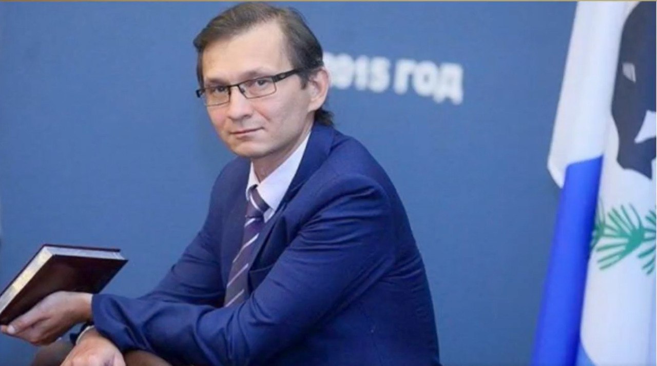 Экс-вице-мэр Иркутска стал зампредом правительства Иркутской области Бывший вице-мэр Иркутска Андрей Южаков получил пост заместителя председателя правительства Иркутской области. Об этом сообщает пресс-служба регионального правительства. На новой должности в обязанности Южакова войдёт курирование работы министерств культуры, спорта, молодёжной политики и цифрового развития, службы по охране объектов культурного наследия и архивного агентства Иркутской области. Южаков уже работал в правительстве: с 2015 года он был первым замруководителя аппарата губернатора Иркутской области. Также он был пресс-секретарём Иркутского регионального отделения «Единой России». После увольнения измэрии Иркутска работал в компании «Лензолото». #иркутск