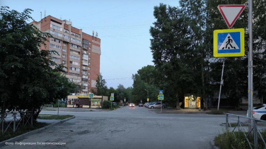 Неизвестный водитель сбил женщину и 7-летнюю девочку в Новосибирске Инцидент произошёл 9 июня в 21:25 в Дзержинском районе. Неустановленный водитель двигался по улице Толбухина и напротив дома № 19 совершил наезд на пешеходов, которые переходили проезжую часть по нерегулируемому пешеходному переходу слева направо по ходу движения автомобиля. В результате ДТП пострадали пешеходы: женщина 1990 года рождения и девочка 2018 года рождения. Пострадавшие были доставлены в медицинское учреждение, характер травм уточняется. На месте происшествия работает наряд ДПС, устанавливаются все обстоятельства инцидента.