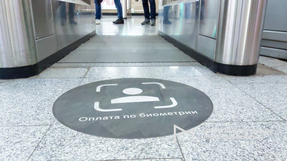 Все турникеты Московского центрального кольца подключены к биометрии оплата с помощью лица будет доступна более чем на 300 турникетах МЦК с сентября Как отметил заммэра Максим Ликсутов до конца года к биометрии также подключат все турникеты московского метро а в 2026 м этот способ оплаты внедрят на всех станциях МЦД Сейчас число пользователей биометрии превысило 500 тысяч человек Подпишись на Агентство Москва