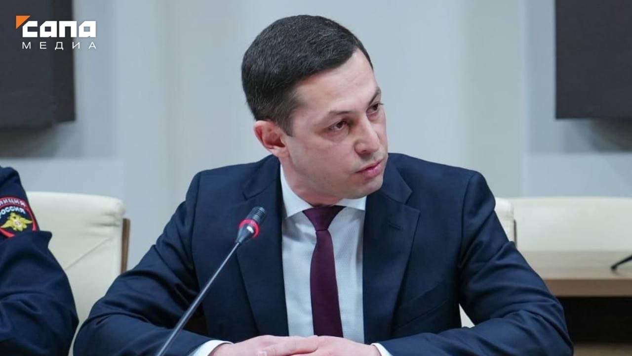 Глава Комитета Северной Осетии по транспорту Заурбек Караев написал заявление об увольнении Врио председателя комитета Заурбек Караев сегодня написал заявление об увольнении по собственному желанию Он дорабатывает последний день в должности рассказал Сапе сам чиновник О причинах отставки он не сообщил Кто займет пост главы комитета пока неизвестно Как писала Сапа Караев возглавил Комитет по транспорту 9 июня До этого он работал генеральным директором АО Автоколонна 1210 а затем заместителем главы Комитета по транспорту и дорожной инфраструктуре республики Подписывайся на Сапа 15