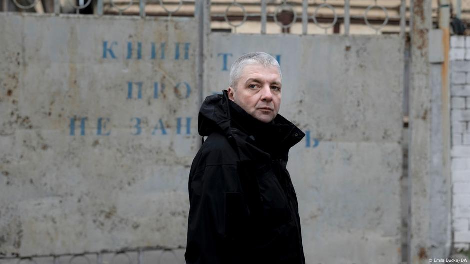 Украинский журналист получил премию Вацлава Гавела Максим Буткевич побывавший в плену РФ получил премию ПАСЕ за заслуги в сфере борьбы за права человека Несмотря на исповедуемый им в течение всей жизни пацифизм он добровольно вступил в ряды Вооруженных сил Украины в начале российского вторжения в 2022 году и стал командиром взвода Он был взят в плен российскими войсками приговорен к 13 годам лишения свободы и провел более двух лет в суровых условиях прежде чем был освобожден в ходе обмена пленными в октябре 2024 года отмечает ПАСЕ Максим Буткевич с 2008 года помогал беженцам и мигрантам оказавшимся в Украине и вел мониторинг проявлений ксенофобии и расизма В 2012 Буткевич основал правозащитный центр ZMINA а в 2013 году стал соучредителем радиостанции Громадьске радио В 2022 году Суд в самопровозглашенной Луганской народной республике ЛНР признал взятого в плен журналиста виновным в стрельбе из гранатомета по жилому дому в Северодонецке СМИ однако сообщали что Буткевич в момент обстрела находился в Киеве Сам он заявил что оговорил себя под пытками Правозащитная организация Amnesty International сочла что обвинения против Буткевича были сфабрикованы в связи с желанием властей РФ отомстить ему за гражданскую позицию и правозащитную деятельность dwglavnoe