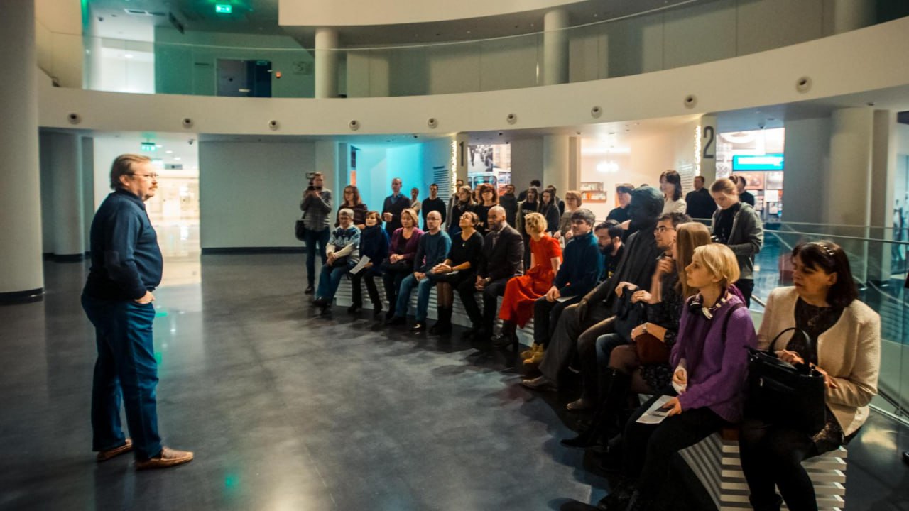 Ельцин центр объявил о закрытии театра из за проблем с финансированием Платформа В Центре проработала в Екатеринбурге десять лет Последняя постановка пройдёт 10 января В афише значится спектакль Сказка о сером Льве В Ельцин центре рассказали что решение приняли исключительно по экономическим причинам Городской портал 66 ru пишет что театр потерял главного спонсора Мы много лет сотрудничали с Театральной платформой и высоко оцениваем вклад наших коллег в развитие Ельцин центра Мы благодарны нашим коллегам за их труд и усилия сохранить Театральную платформу в непростых финансовых условиях Гордимся их достижениями Но к сожалению ЕЦ больше не может дотировать деятельность ТП сообщили РБК в Ельцин центре Подписаться на Говорит Москва Telegram VK MAX