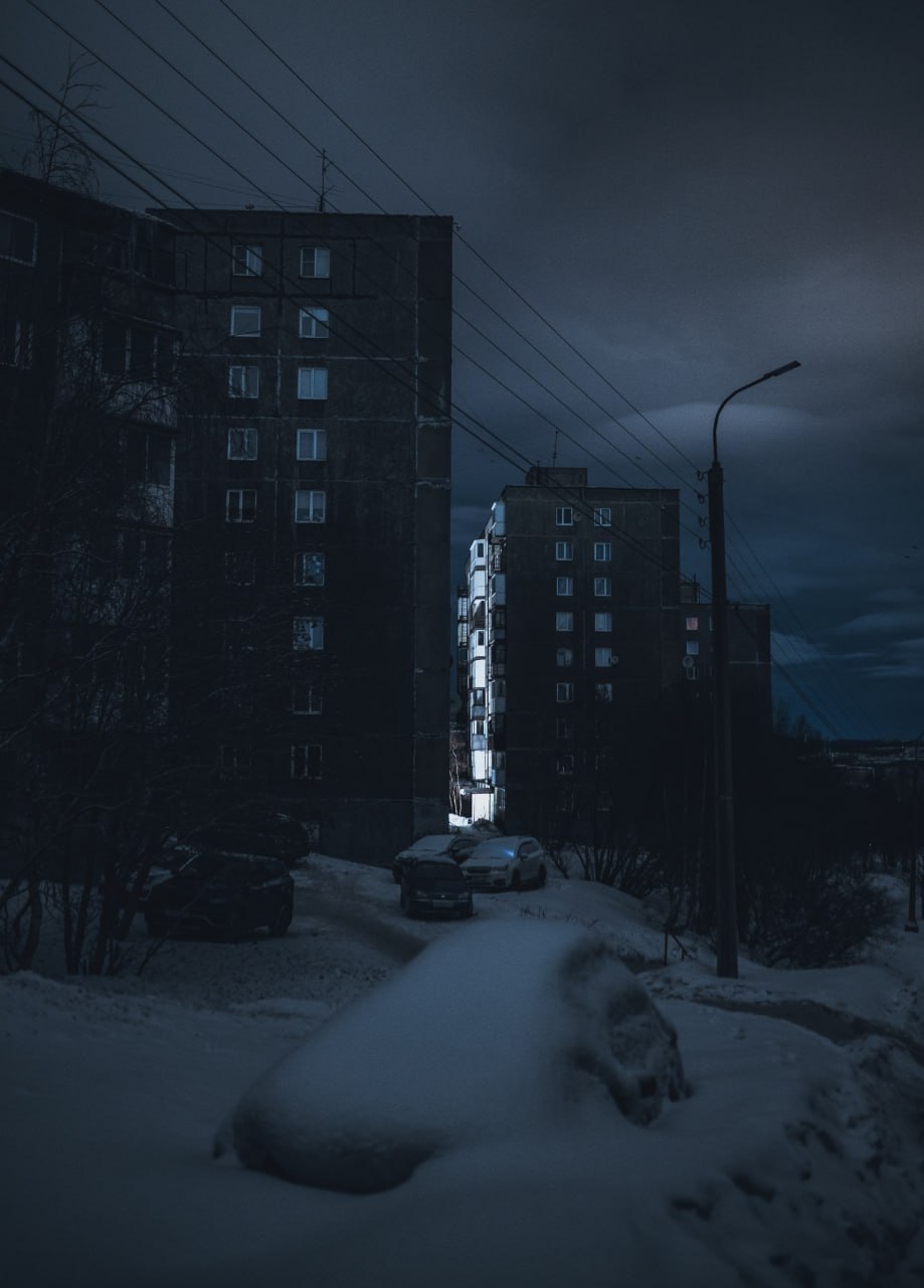 Мурманчане продолжают жаловаться на ночной свет В ряде районов электричество появляется только под утро Люди недовольны приходится гладить готовить и собираться на работу вслепую Обещанная ротация работает не везде Как объяснили в областном правительстве ограничение связано с техническими особенностями подстанций Там где дома запитаны от одних линий с котельными и соцобъектами отключать электроэнергию днем нельзя только ночью когда потребление падает Полностью восстановить подачу света в Мурманске и Североморске обещают не раньше чем через неделю Подписаться Прислать новость