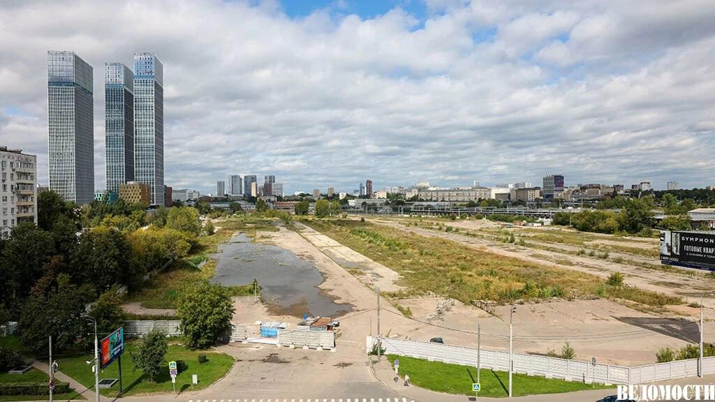 РЖД недвижимость нашла нового партнера по застройке территории Рижского грузового двора Девелоперская компания Страна девелопмент стала партнером РЖД недвижимости по проекту застройки территории Рижского грузового двора рядом с Рижским вокзалом Представитель первой уточнил что на 20 6 га там появится более 500 000 кв м недвижимости из которых половина офисы а остальное жилье Застройку территории Рижского грузового двора московские власти анонсировали более 10 лет назад Такая крупная территория имеет беспрецедентный девелоперский потенциал поэтому недвижимость там будет востребована несмотря на не очень благоприятную экологическую обстановку говорят консультанты Тем не менее из за дорогого финансирования и размера будущего комплекса есть риск что его реализация может затянуться до 8 12 лет предупреждают эксперты Подпишитесь на Ведомости