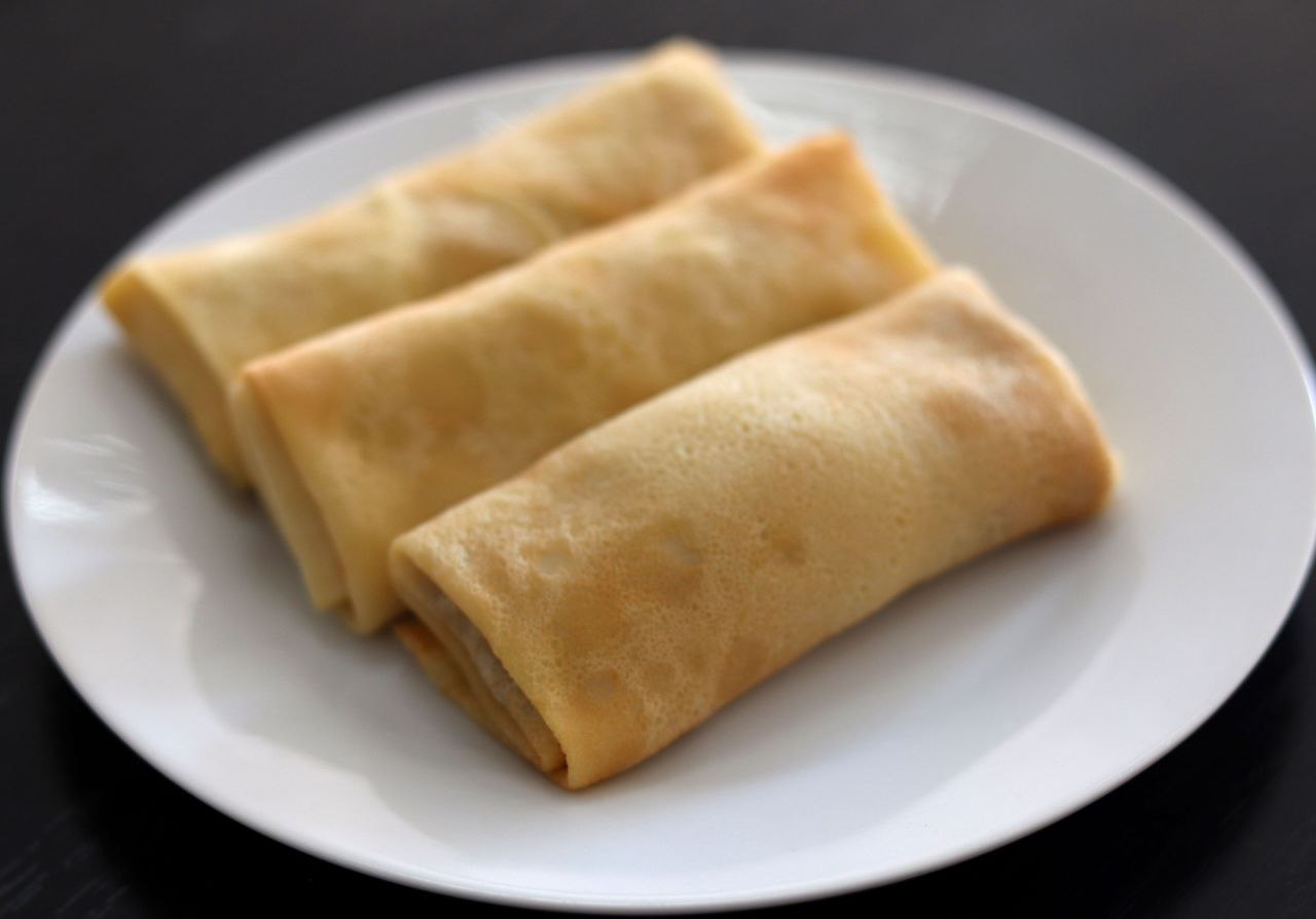 Традиция Ай да Масленица В масленичную неделю кулинары ЭССО пекут аппетитные блинчики для энергетиков В старину считалось что отведавший блинов на Масленицу обретает удачу и благополучие на весь грядущий год Сытные сладкие кружевные ароматные всё это о блинах которые подают в столовой буфете и пунктах питания В меню традиционные тонкие блинчики соседствуют с популярными начинками ветчиной и сыром творогом мясом Сладкоежки выбирают блинчики с халвой